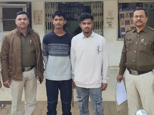 दुर्ग जिले में चोरी के 4 आरोपी पकड़ाए:मोबाइल दुकान का शटर तोड़कर चोरी; सूने मकान से डेढ़ लाख से ज्यादा के जेवरात चुराए
