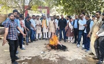 धमतरी: BJYM ने पूर्व सीएम बघेल का फूंका पुतला, सनातन धर्म को अपमान करने का लगाया आरोप