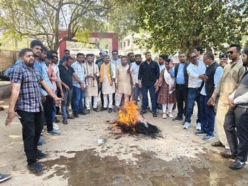धमतरी: BJYM ने पूर्व सीएम बघेल का फूंका पुतला, सनातन धर्म को अपमान करने का लगाया आरोप धमतरी: BJYM ने पूर्व सीएम बघेल का फूंका पुतला, सनातन धर्म को अपमान करने का लगाया आरोप