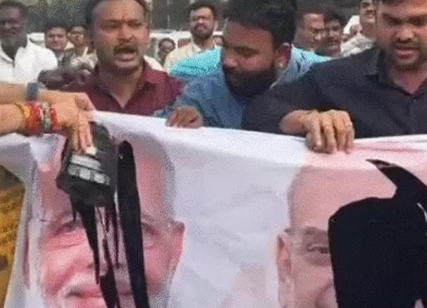 नेशनल हेराल्ड केस…कांग्रेसियों ने मोदी-शाह के पोस्टर पर पोती कालिख,VIDEO:रायपुर में बैरिकेड्स तोड़कर BJP कार्यालय घेरने निकले नेशनल हेराल्ड केस…कांग्रेसियों ने मोदी-शाह के पोस्टर पर पोती कालिख,VIDEO:रायपुर में बैरिकेड्स तोड़कर BJP कार्यालय घेरने निकले