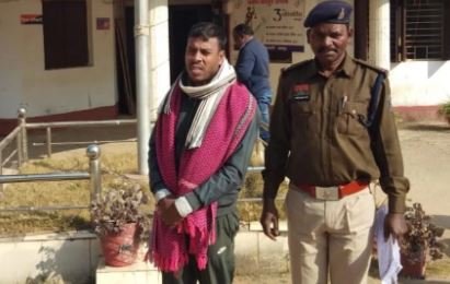 खाकी के नाम पर धोखा! कलेक्टर ऑफिस में मिला ‘फर्जी’ जवान, महिला को लगाया दो लाख रुपये का चूना खाकी के नाम पर धोखा! कलेक्टर ऑफिस में मिला ‘फर्जी’ जवान, महिला को लगाया दो लाख रुपये का चूना