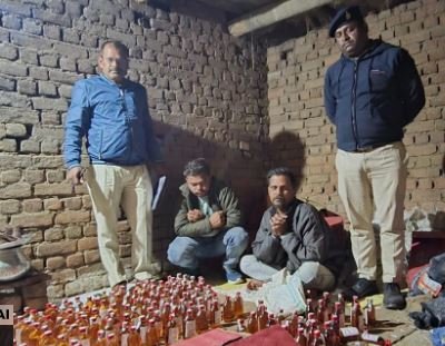 बाम्बे स्पेशल व्हिस्‍की को जम्मू-गोवा का स्‍टीकर लगाकर बेचने की तैयारी थी, राजनांदगांव में 62 लीटर शराब जब्‍त