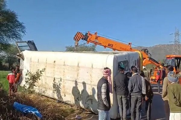 अजमेर में भीषण सड़क हादसा: किशनपुरा में यात्रियों से भरी बस पलटी, 30 से ज्यादा घायल; मची चीख-पुकार अजमेर में भीषण सड़क हादसा: किशनपुरा में यात्रियों से भरी बस पलटी, 30 से ज्यादा घायल; मची चीख-पुकार