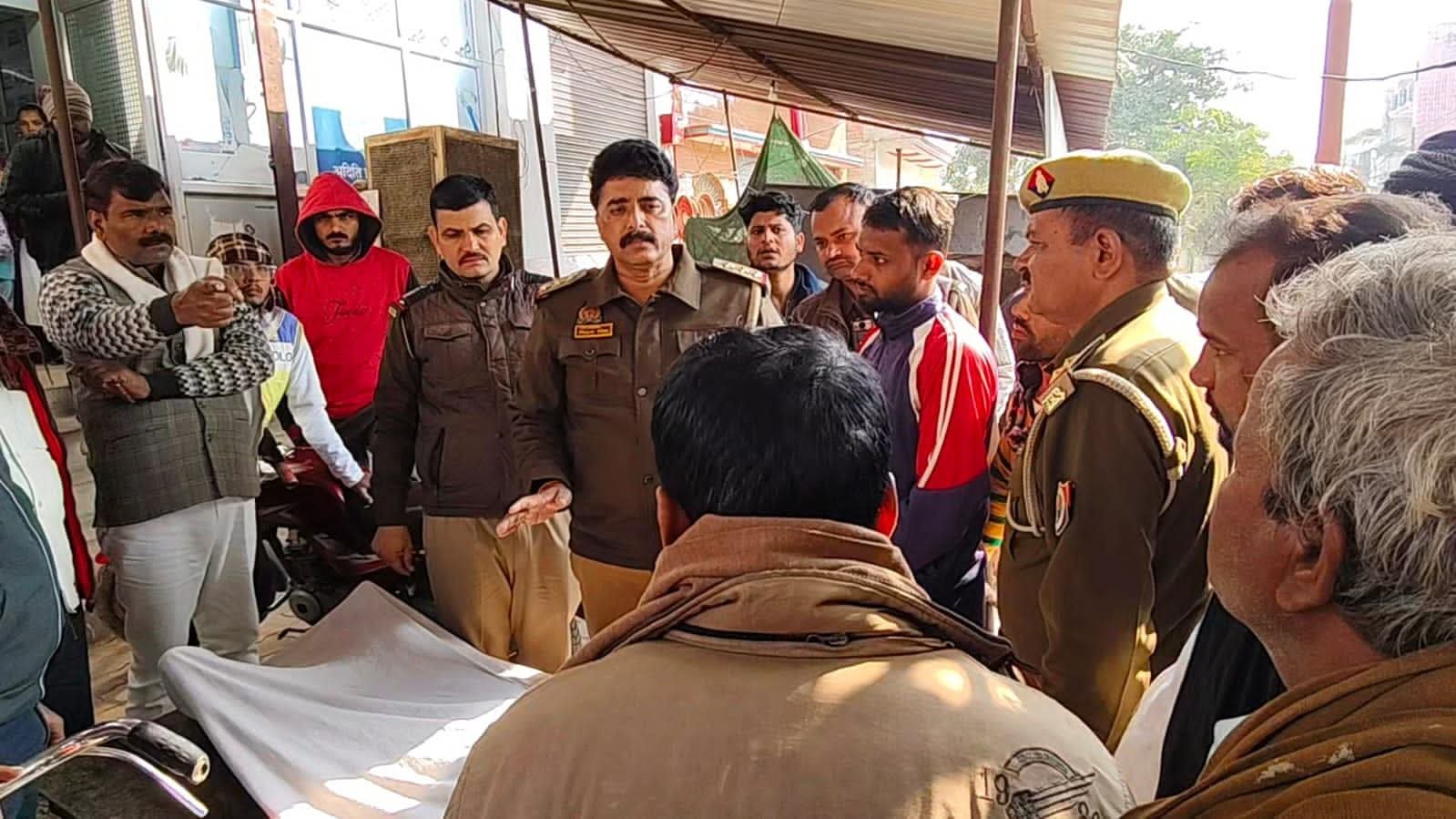 भरथना में रहस्यमयी मौत: बाइक से लाकर अस्पताल के बाहर छोड़ गए युवक, अधेड़ की गई जान भरथना में रहस्यमयी मौत: बाइक से लाकर अस्पताल के बाहर छोड़ गए युवक, अधेड़ की गई जान