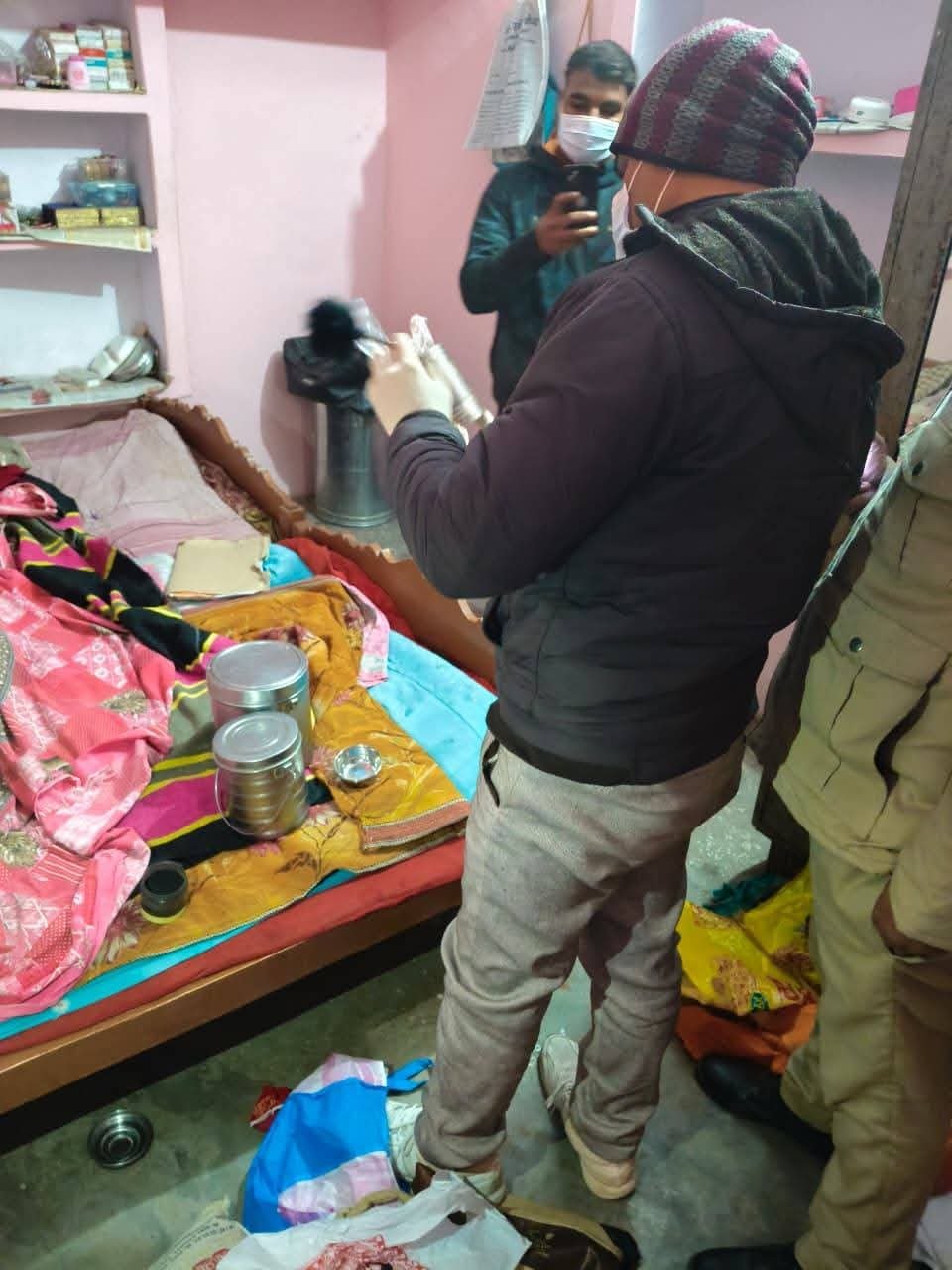 अमेठी में रिटायर्ड लेखपाल के घर में चोरी, 10 लाख के आभूषण और नकदी लेकर हुए फरार अमेठी में रिटायर्ड लेखपाल के घर में चोरी, 10 लाख के आभूषण और नकदी लेकर हुए फरार
