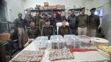 मुंगेर में नकली सिगरेट फैक्ट्री का भंडाफोड़: 85 लाख कैश और हथियारों संग 3 गिरफ्तार, मिनीगन फैक्ट्री का भी खुलासा