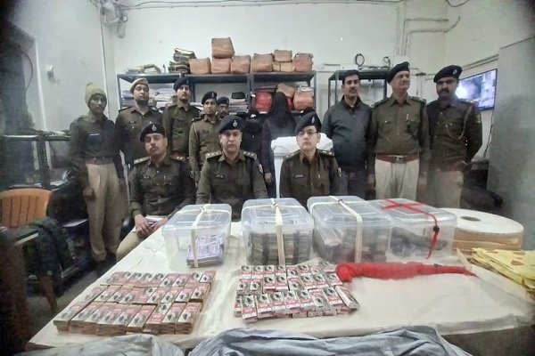 मुंगेर में नकली सिगरेट फैक्ट्री का भंडाफोड़: 85 लाख कैश और हथियारों संग 3 गिरफ्तार, मिनीगन फैक्ट्री का भी खुलासा