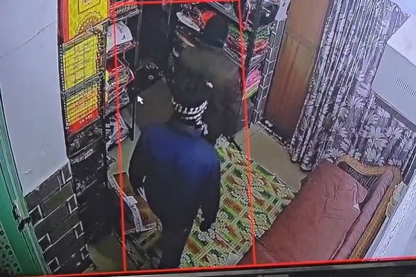 राजस्थान: सूने मकान में घुसे चोर, लाखों की नकदी और जेवर लेकर हो गए फरार राजस्थान: सूने मकान में घुसे चोर, लाखों की नकदी और जेवर लेकर हो गए फरार