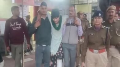 राजस्थान: महिला के कपड़े पहने पहाड़ियों में छिपा था इनामी बदमाश, लेडी सिंघम ने दबिश देकर पकड़ा; निकाला जुलूस