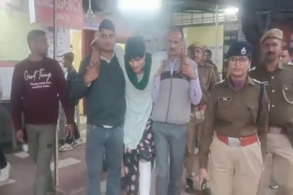 राजस्थान: महिला के कपड़े पहने पहाड़ियों में छिपा था इनामी बदमाश, लेडी सिंघम ने दबिश देकर पकड़ा; निकाला जुलूस