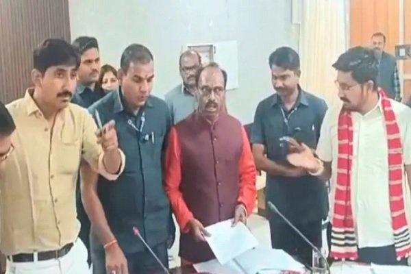 ‘लड़ना है तो बाहर आ जा…’, BAP विधायक ने BJP सांसद को धमकाया, राजकुमार रोत के सामने जमकर हुई तू-तू, मैं-मैं
