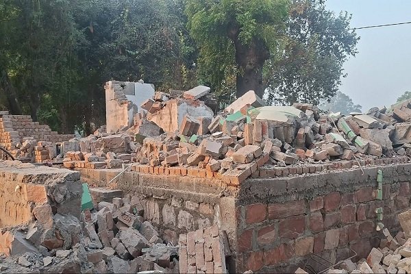 धौलपुर: अज्ञात लोगों ने धार्मिक स्थल को किया क्षतिग्रस्त, गांव में पुलिस बल तैनात