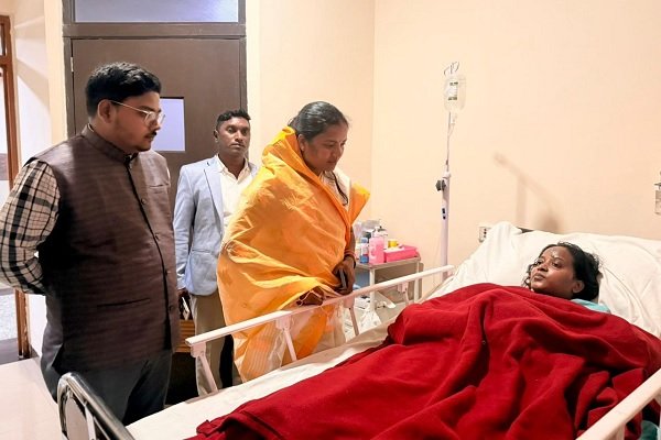 रायपुर: घायल महिला पत्रकार गायत्री सिंह का हालचाल जानने पहुंचीं मंत्री राजवाड़े, मिला आर्थिक सहयोग रायपुर: घायल महिला पत्रकार गायत्री सिंह का हालचाल जानने पहुंचीं मंत्री राजवाड़े, मिला आर्थिक सहयोग