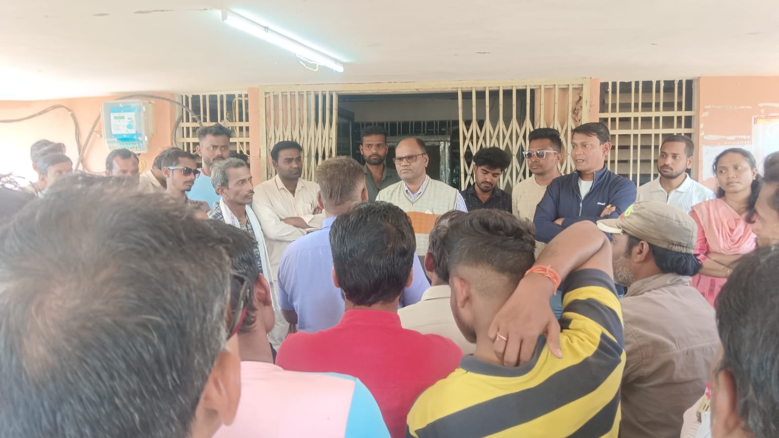 धमतरी: बिजली लाइन ठीक करने पोल पर चढ़े बिजली मिस्त्री की गिरने से मौत, परिजनों ने की मुआवजे की मांग