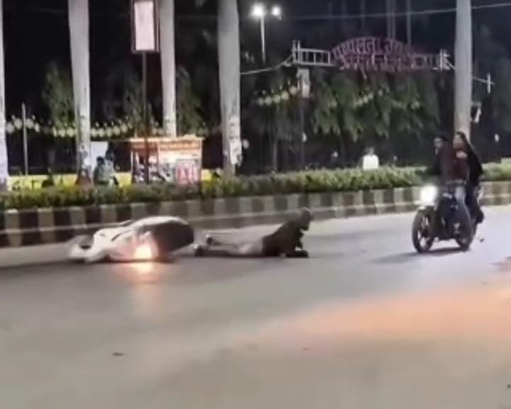 एक पिकअप की लापरवाही, आधा दर्जन हादसे—कोरबा की सड़कों पर मौत का तेल