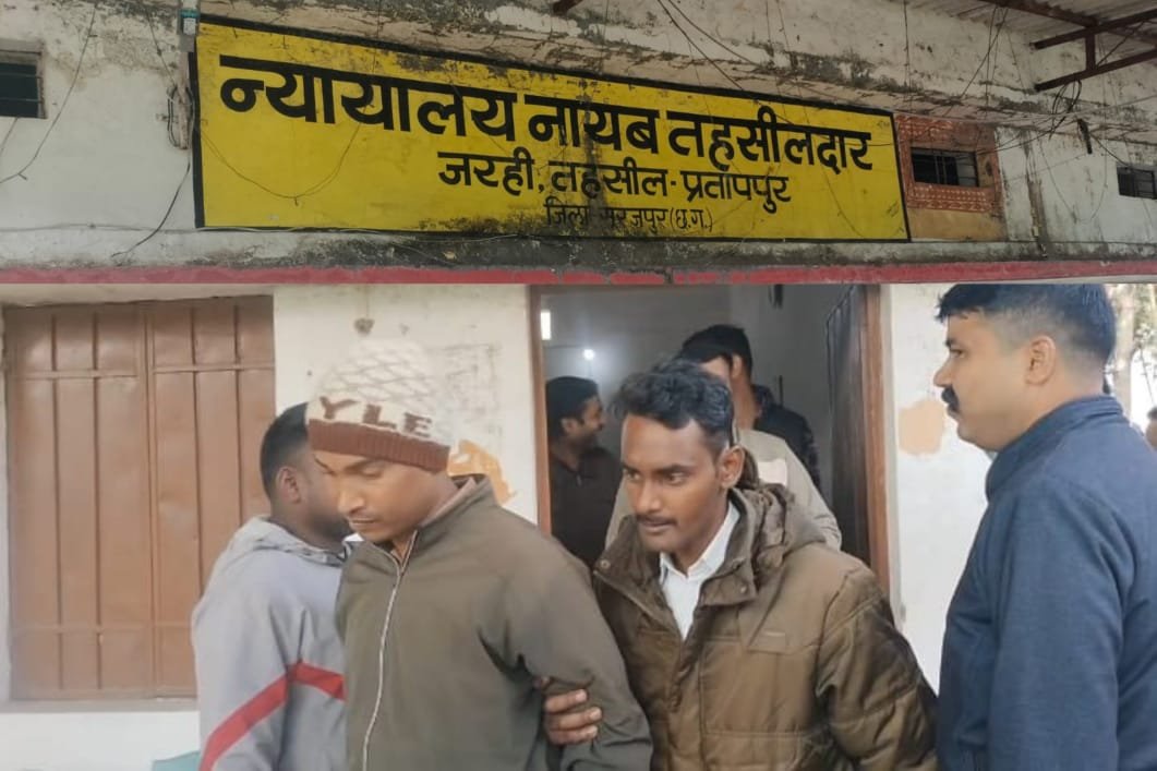 सूरजपुर: मुआवजे के नाम पर सौदेबाजी, ACB ने 25 हजार रुपये की रिश्वत लेते बाबू को रंगे हाथों दबोचा सूरजपुर: मुआवजे के नाम पर सौदेबाजी, ACB ने 25 हजार रुपये की रिश्वत लेते बाबू को रंगे हाथों दबोचा