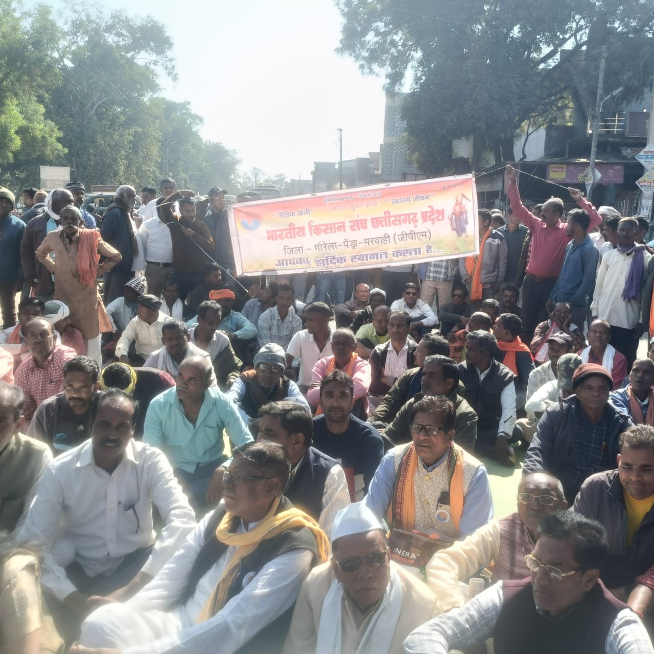 धान खरीदी से परेशान किसान सड़क पर उतरे, मरवाही में घंटों रहा चक्काजाम