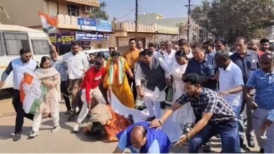 धमतरी में प्रदर्शन:  बीजेपी दफ्तर घेरने निकले कांग्रेसियों के बीच विधायक व पूर्व विधायक मुंह के बल गिरे…