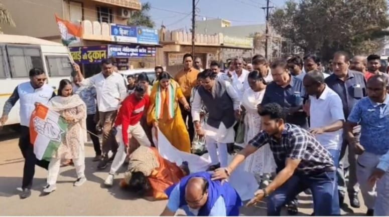 धमतरी में प्रदर्शन:  बीजेपी दफ्तर घेरने निकले कांग्रेसियों के बीच विधायक व पूर्व विधायक मुंह के बल गिरे…