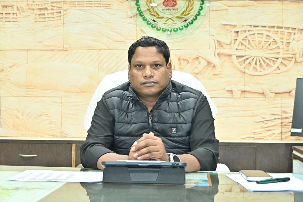 पदभार लेते ही मैदान में उतरे IAS ठाकुर, योजनाओं की प्रगति पर कसा शिकंजा पदभार लेते ही मैदान में उतरे IAS ठाकुर, योजनाओं की प्रगति पर कसा शिकंजा