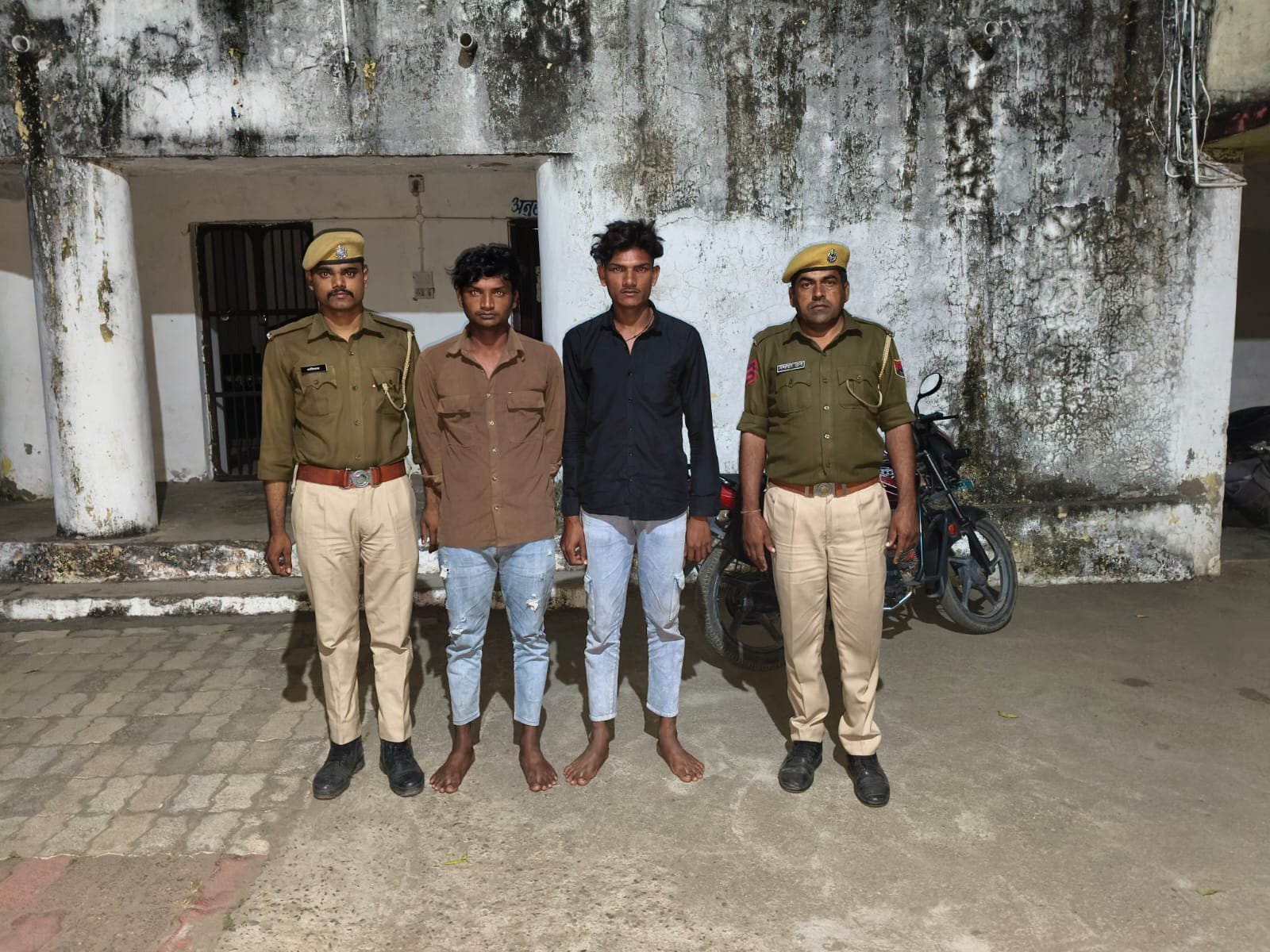 डूंगरपुर: चलती कारों पर लट्ठ से हमला, बस कंडक्टर से मारपीट करने वाले दो बदमाश गिरफ्तार; 2 बाल अपचारी निरुद्ध