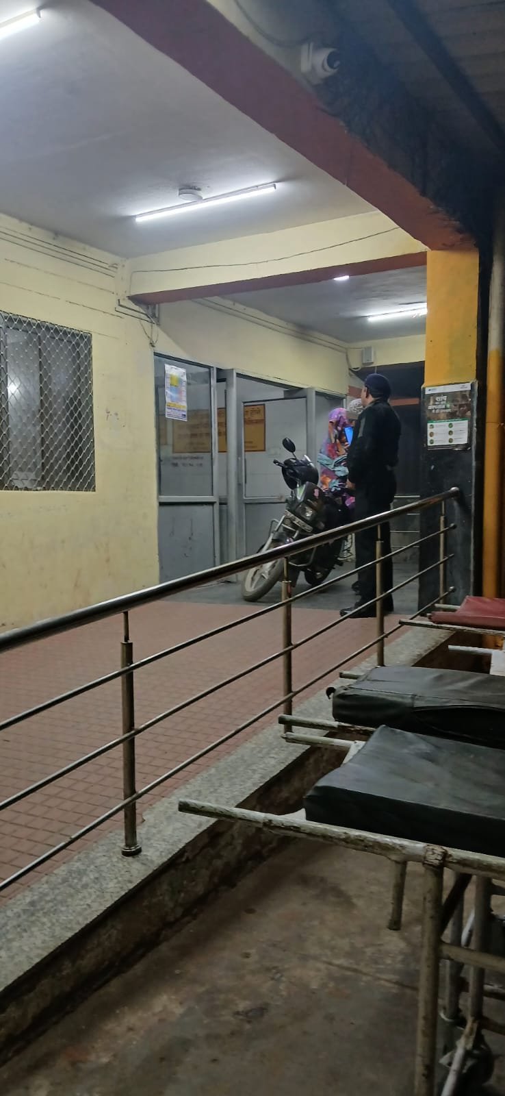 स्ट्रेचर पर तड़पते मरीज, बीच में फर्राटा भरती बाइक—ये है इटावा अस्पताल!