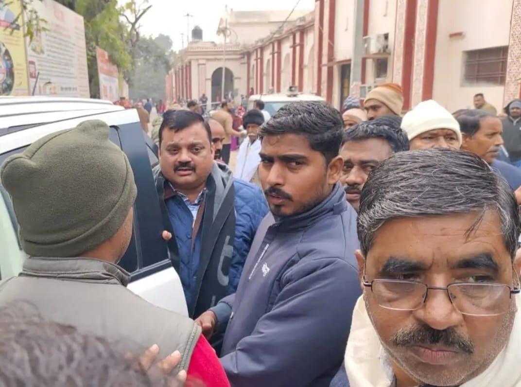 प्रधानमंत्री सड़क योजना की पोल खोलती तस्वीर, DM से गुहार लगाने पहुंचे ग्रामीण