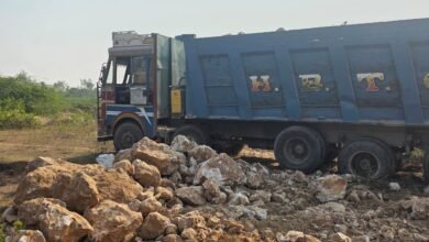 डूंगरपुर: अवैध क्वार्ट्ज खनन पर डीएसटी की बड़ी कार्रवाई, मलापा गांव में डंपर को किया जब्त