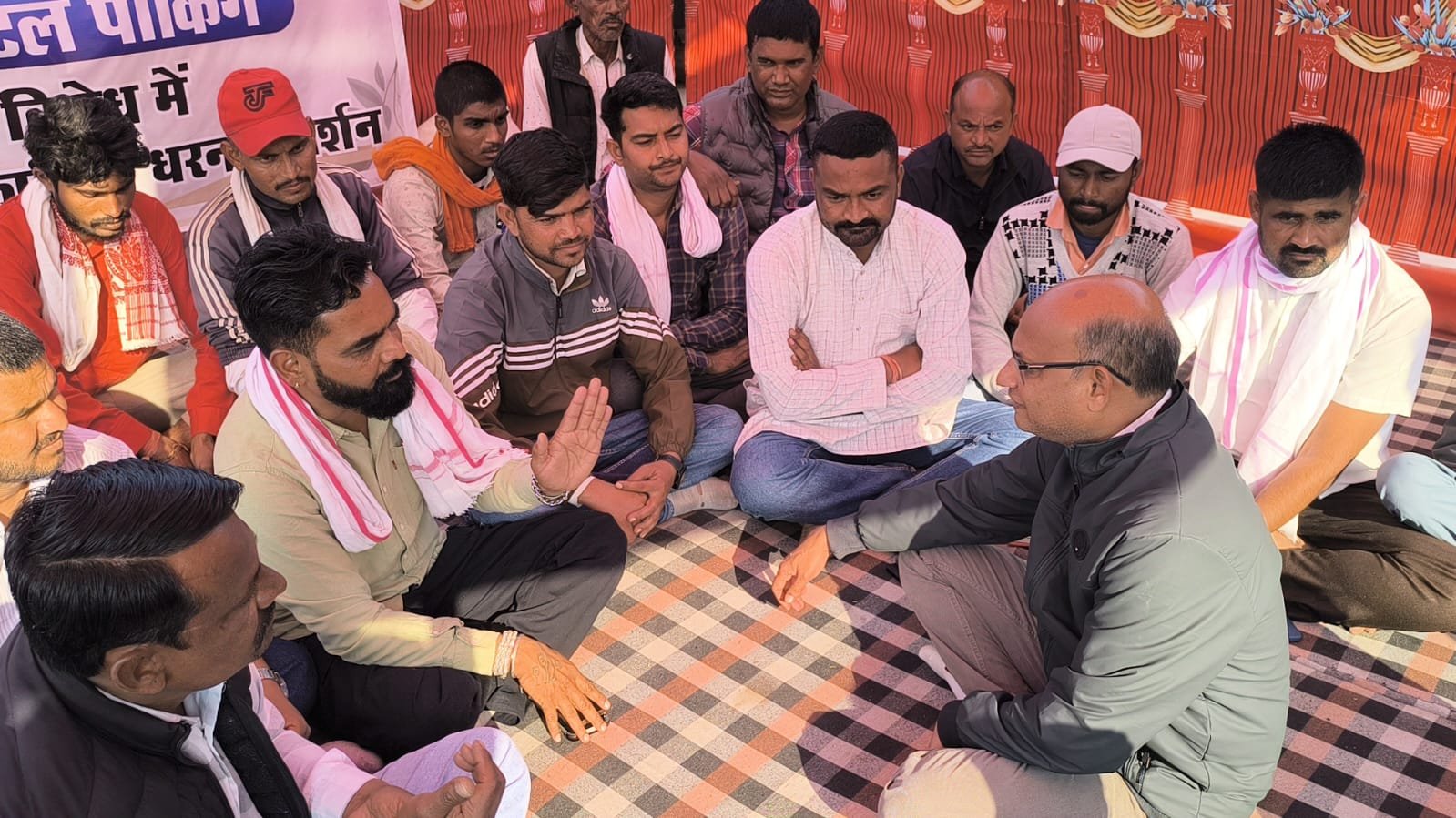 डूंगरपुर जिला अस्पताल में अब नि:शुल्क पार्किंग का आश्वासन, 16 दिन बाद बीपीएमएम का धरना समाप्त डूंगरपुर जिला अस्पताल में अब नि:शुल्क पार्किंग का आश्वासन, 16 दिन बाद बीपीएमएम का धरना समाप्त
