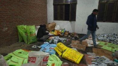 अमेठी: पूर्व कांग्रेस ब्लॉक अध्यक्ष के कॉलेज में नकली उर्वरक-कीटनाशक फैक्ट्री का भंडाफोड़, भारी मात्रा में संदिग्ध सामग्री जब्त