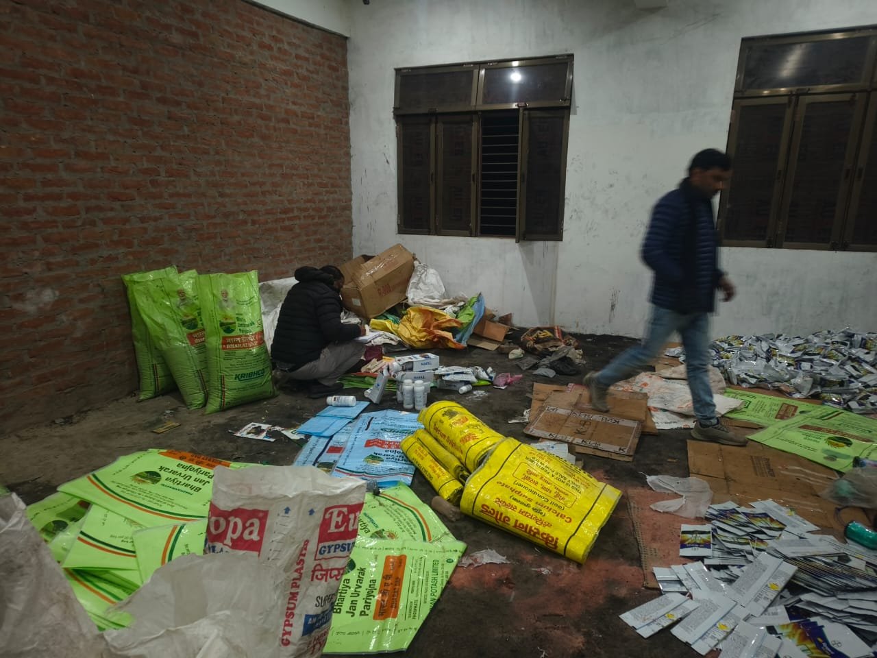 अमेठी: पूर्व कांग्रेस ब्लॉक अध्यक्ष के कॉलेज में नकली उर्वरक-कीटनाशक फैक्ट्री का भंडाफोड़, भारी मात्रा में संदिग्ध सामग्री जब्त
