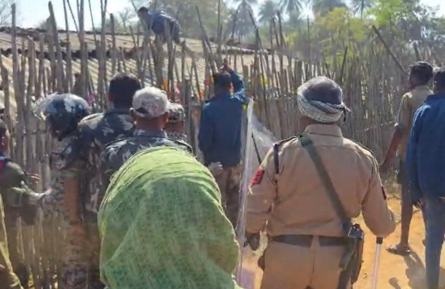 CG में फिर सुलगा धर्मांतरण विवाद: ग्रामीणों का गुस्सा फूटा, धर्मांतरित परिवारों के घरों में तोड़फोड़