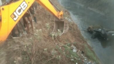 राजस्थान में नहर में गिरी बेकाबू लग्जरी कार, अंदर मिलीं शराब की बोतलें; चालक लापता