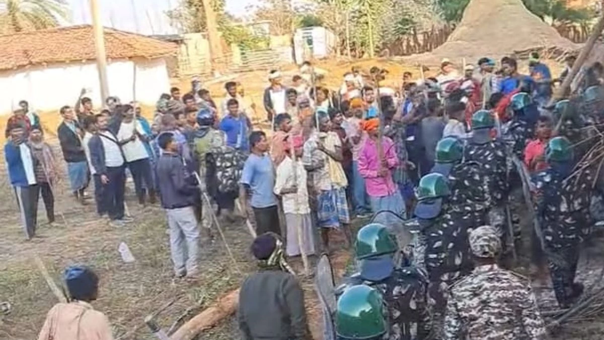 आमाबेड़ा में शव दफनाने को लेकर दो समुदायों में हिंसक झड़प, आदिवासी समाज के लोगों को दौड़ा-दौड़कर पीटा