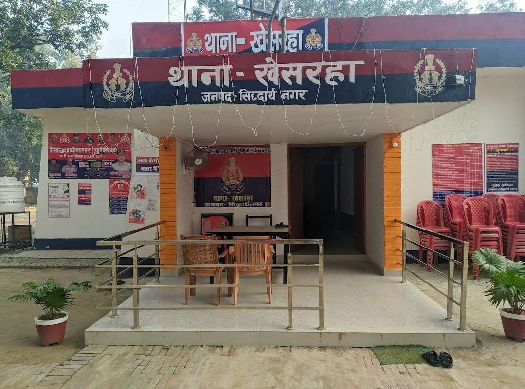 सिद्धार्थनगर: कमरे में लटकता मिला विवाहिता का शव, अस्पताल ले जाते समय तोड़ा दम सिद्धार्थनगर: कमरे में लटकता मिला विवाहिता का शव, अस्पताल ले जाते समय तोड़ा दम
