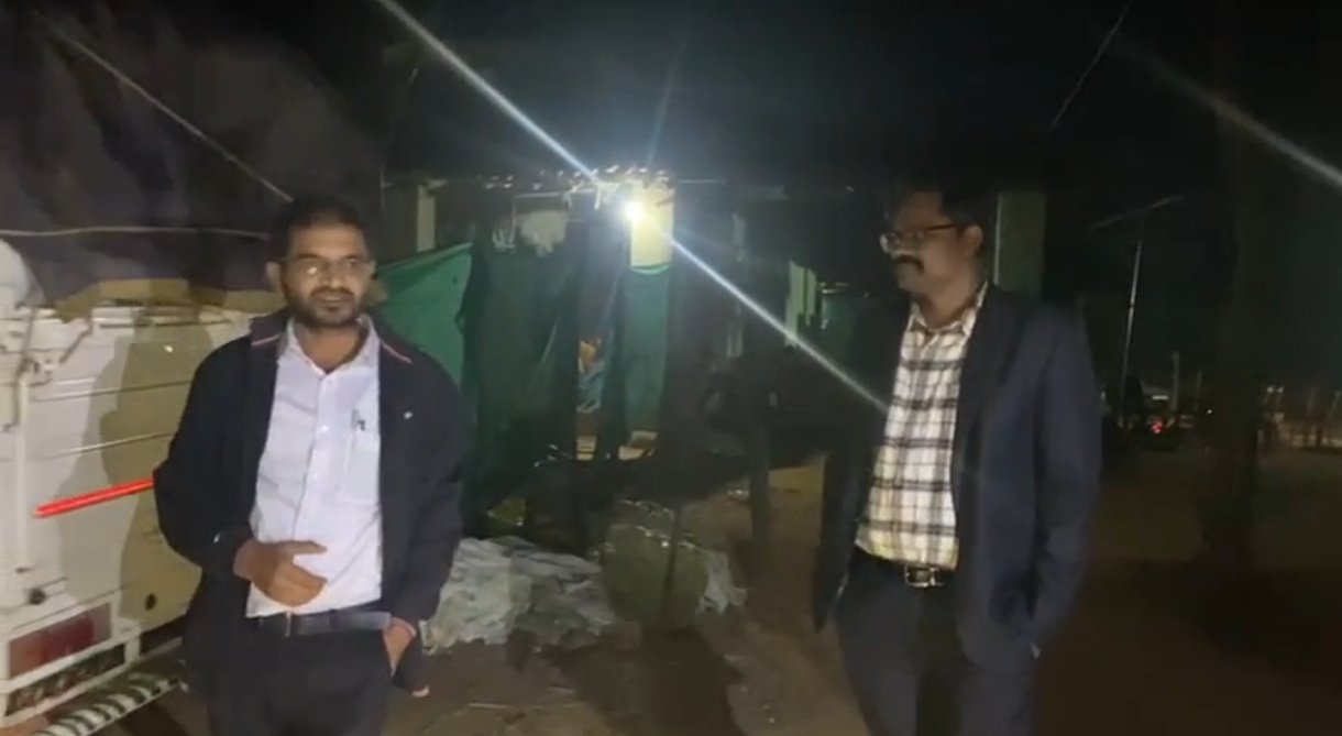 बलरामपुर: धान की कालाबाजारी रोकने सड़कों पर उतरे कलेक्टर, कई किलोमीटर तक पीछा कर पकड़े दो पिकअप