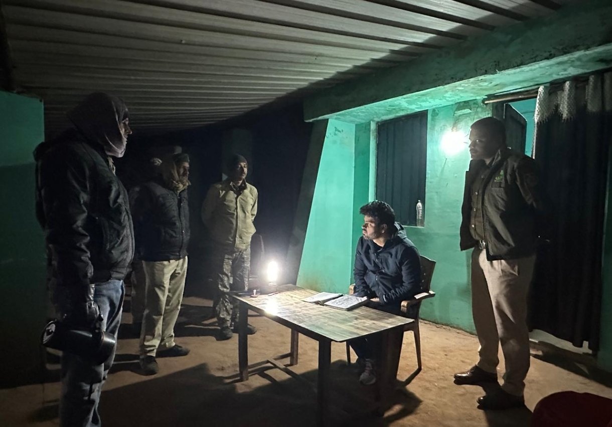 छत्तीसगढ़: अवैध वनोपज परिवहन पर सख्ती: डीएफओ व अधिकारियों ने किया रात्रिकालीन आकस्मिक निरीक्षण