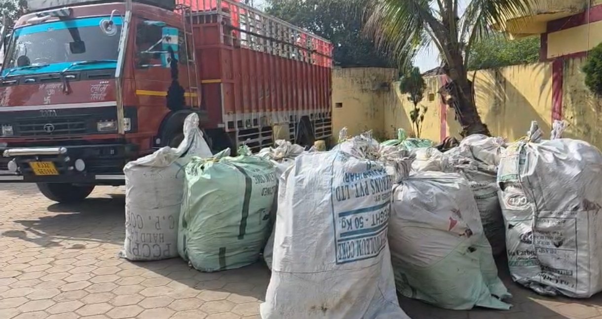 एक ट्रक, 40 पैकेट और 6 करोड़ का नशा! बलरामपुर में इंटरस्टेट गांजा रैकेट बेनकाब एक ट्रक, 40 पैकेट और 6 करोड़ का नशा! बलरामपुर में इंटरस्टेट गांजा रैकेट बेनकाब