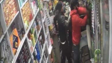 अमेठी में शराब के नशे में धुत दबंगों की गुंडई, दुकान में घुसकर दुकानदार को जमकर पीटा… सीसीटीवी में कैद हुई वारदात