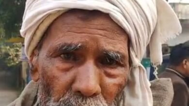 न्याय की चौखट पर हताशा की आग: इटावा कलेक्ट्रेट में वृद्ध किसान का आत्मदाह का प्रयास, पुलिस की मुस्तैदी से बची जान