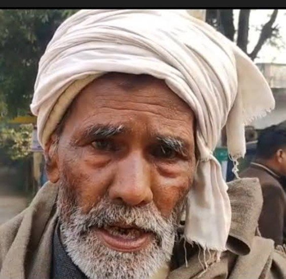 न्याय की चौखट पर हताशा की आग: इटावा कलेक्ट्रेट में वृद्ध किसान का आत्मदाह का प्रयास, पुलिस की मुस्तैदी से बची जान