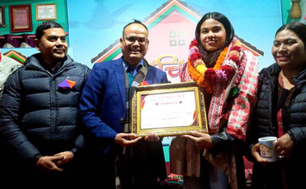 गांव की बेटी ने छू लिया आसमान: थारू समाज की पहली महिला पायलट बनी टीका चौधरी