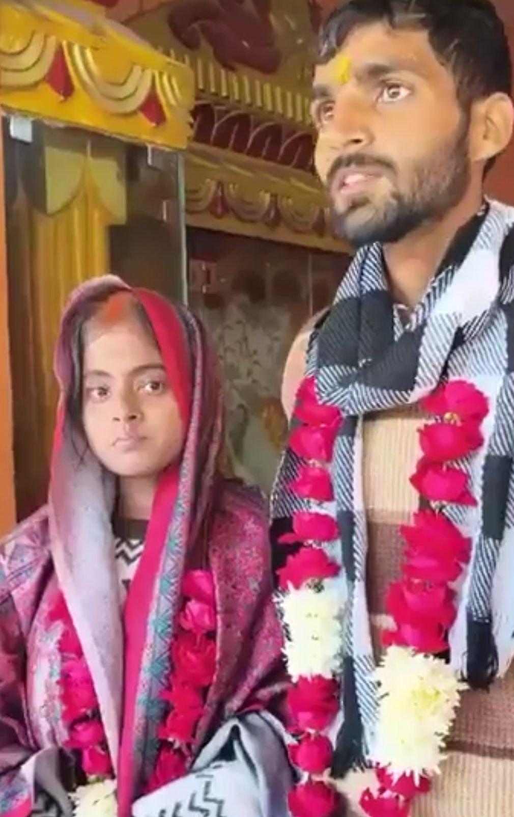 इंस्टाग्राम की दोस्ती बनी सात फेरों का रिश्ता, अमेठी की रेशमा ने मंदिर में रचाई शादी इंस्टाग्राम की दोस्ती बनी सात फेरों का रिश्ता, अमेठी की रेशमा ने मंदिर में रचाई शादी