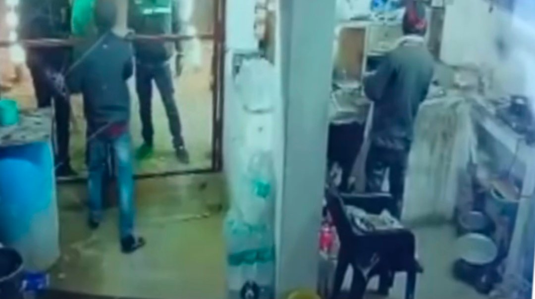 रीवा: ग्राम घुमा में होटल में घुसकर संचालक को पीटा, CCTV में कैद हुई बदमाशों की गुंडागर्दी रीवा: ग्राम घुमा में होटल में घुसकर संचालक को पीटा, CCTV में कैद हुई बदमाशों की गुंडागर्दी