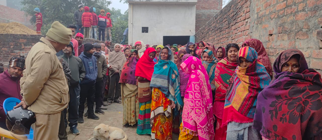यूपी में विवाहिता की संदिग्ध परिस्थियों में हुई मौत, कमरे में फांसी के फंदे से लटकता मिला शव यूपी में विवाहिता की संदिग्ध परिस्थियों में हुई मौत, कमरे में फांसी के फंदे से लटकता मिला शव