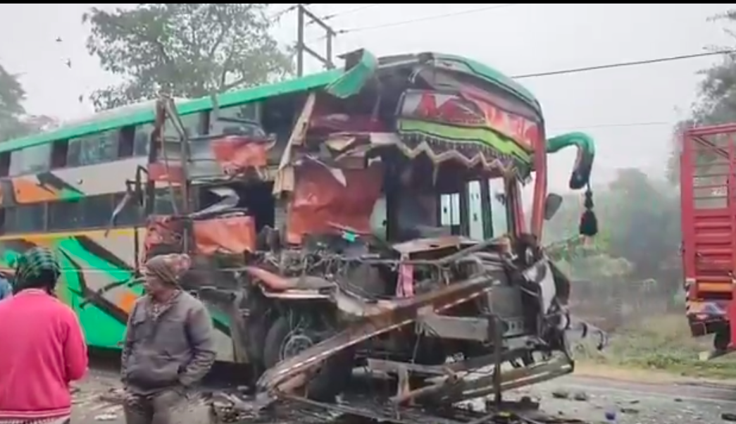 उत्तर प्रदेश: कोहरे में आपस में टकराईं दो डबल डेकर बसें, 10 घायल और तीन की हालत नाजुक