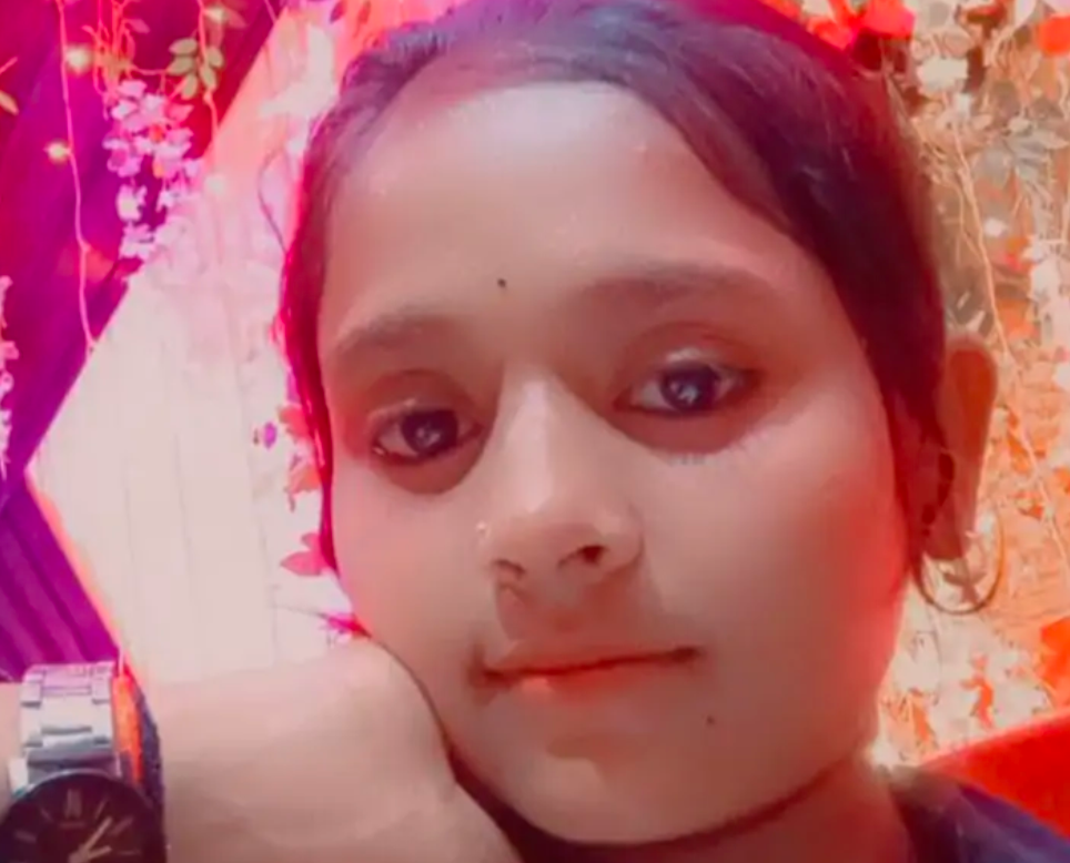“आईफोन नहीं मिला तो देख लेना…” पिता की गरीबी पर भारी पड़ी बेटी की जिद, जहर खाकर दी जान “आईफोन नहीं मिला तो देख लेना…” पिता की गरीबी पर भारी पड़ी बेटी की जिद, जहर खाकर दी जान