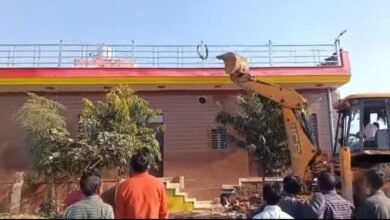 धौलपुर: दुष्कर्म केस में फरार आरोपी पर शिकंजा, नगरपरिषद ने अवैध निर्माण तोड़ा