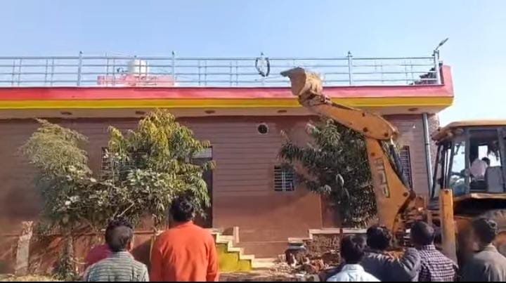 धौलपुर: दुष्कर्म केस में फरार आरोपी पर शिकंजा, नगरपरिषद ने अवैध निर्माण तोड़ा