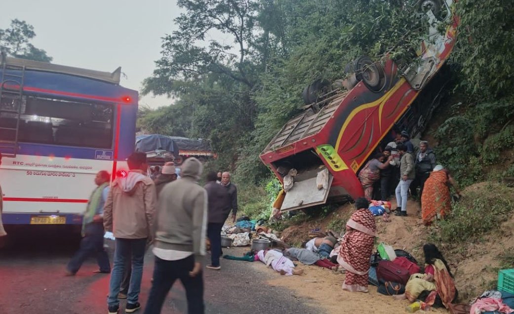 Accident : छत्तीसगढ़ आंध्रप्रदेश के बॉर्डर पर गहरे खाई में समाई सवारी बस, 8 लोगों की दर्दनाक मौत
